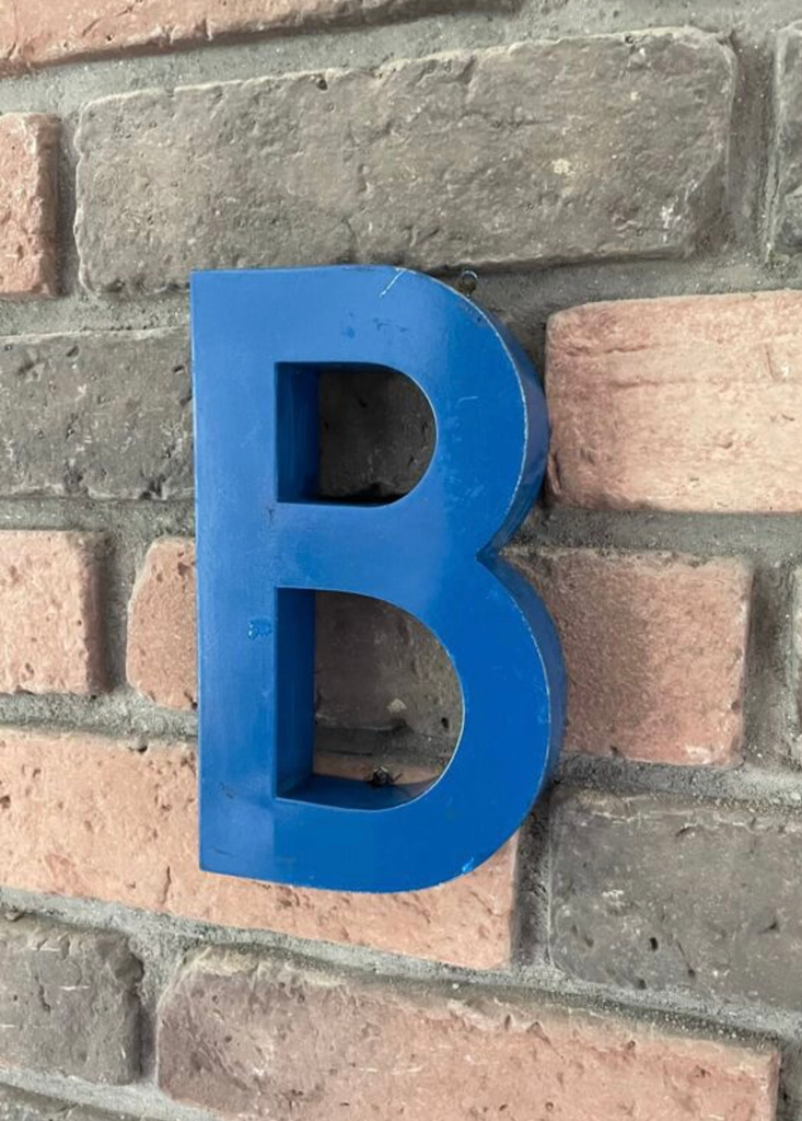 B - lettre vintage en métal 