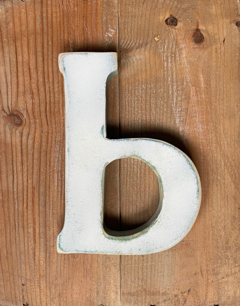 b ou q - blanc sur fond bleu/vert