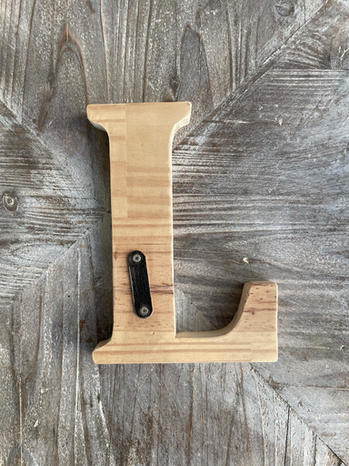 L - bois brut avec une patte de sérrage